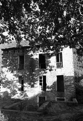 Ce n'est qu'une façade
Anciens bains thermaux de Guitera (Corse).

Pentax LX - SMc-M 50 -TriX 400
Mots-clés: Friche - Corse