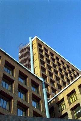 Collision
Un batiment ?  Madrid.

ME Super - 50 SMC f1,7 - Polarisant Hama - Kodak Color 100
Mots-clés: Architecture - Madrid