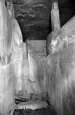Bassin Versant
Anciens bains thermaux de Guitera (Corse).

Pentax LX - SMc-M 50 -TriX 400 - Eclairage torche à Led
Mots-clés: Friche - Corse