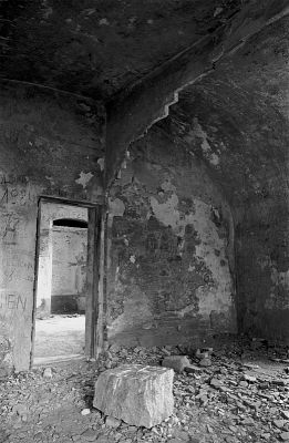 Lutzibeu 1
Pavillon de chasse du prince Pierre-Napoléon Bonaparte.

Pentax LX - 28/2.8 - Trix à 400
Mots-clés: Chateau - Corse - Ruine