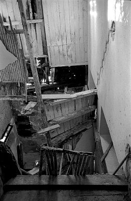 Instabilité
Anciens bains thermaux de Guitera (Corse).

Pentax LX - SMc-M 50 -TriX 400
Mots-clés: Friche - Corse