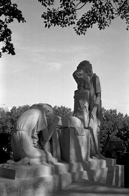 Douteux
Pére Lachaise

Minolta CL - Rokkor 40 CLE - TriX - ID-11 1+1
Mots-clés: Cimetière
