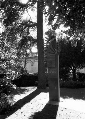 Crête
Pére Lachaise

Minolta CL - Rokkor 40 CLE - Foma 400 - ID-11 1+1
Mots-clés: Cimetière