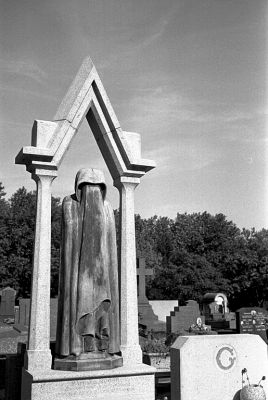 Pleureuse
Pére Lachaise

Minolta CL - Rokkor 40 CLE - TriX - ID-11 1+1
Mots-clés: Cimetière