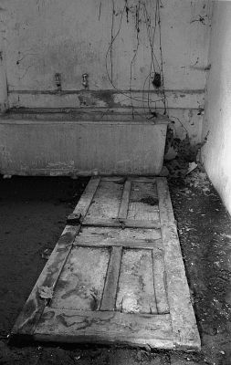 Qui fut là ?
Anciens bains thermaux de Guitera (Corse).

Pentax LX - SMc-M 50 -TriX 400
Mots-clés: Friche - Corse