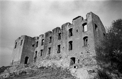 Lutzibeu 7
Pavillon de chasse du prince Pierre-Napoléon Bonaparte.

Pentax LX - 28/2.8 - Trix à 400 
Mots-clés: Chateau - Corse - Ruine