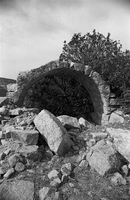 Lutzibeu 6
Pavillon de chasse du prince Pierre-Napoléon Bonaparte.

Pentax LX - 28/2.8 - Trix à 400 
Mots-clés: Chateau - Corse - Ruine