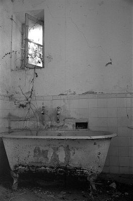 Sur pied
Anciens bains thermaux de Guitera (Corse).

Pentax LX - SMc-M 50 -TriX 400
Mots-clés: Friche - Corse