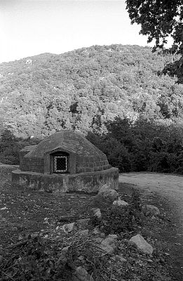 Captage
Anciens bains thermaux de Guitera (Corse).

Pentax LX - SMc-M 50 -TriX 400
Mots-clés: Friche - Corse