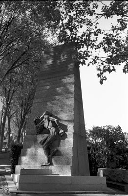Au pied du mur
Pére Lachaise

Minolta CL - Rokkor 40 CLE - TriX - ID-11 1+1
Mots-clés: Cimetière