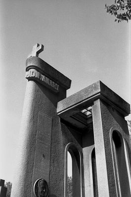 Arches
Pére Lachaise

Minolta CL - Rokkor 40 CLE - TriX - ID-11 1+1
Mots-clés: Cimetière