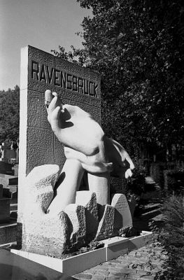Ravensburger ?
Pére Lachaise

Minolta CL - Rokkor 40 CLE - TriX - ID-11 1+1
Mots-clés: Cimetière