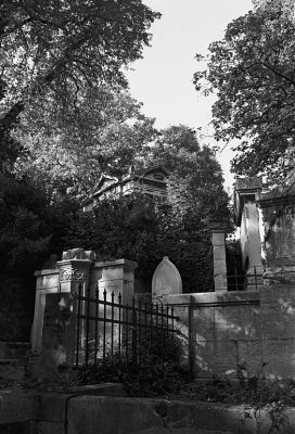 Vue d'ensemble
Pére Lachaise

Minolta CL - Rokkor 40 CLE - TriX - ID-11 1+1 
Mots-clés: Cimetière