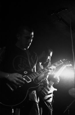 Contre jour
Concert de Time Out à l'espace B.

Pentax LX - 50/1.7 SMC-M à 1.7 - Vitesse 1/15s - Neopan à 3200 
Mots-clés: Concert - Rock