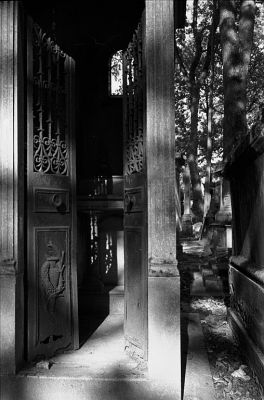 Porte et Fenêtre
Pére Lachaise

Minolta CL - Rokkor 40 CLE - TriX - ID-11 1+1 
Mots-clés: Cimetière