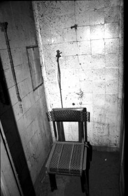Torture
Une chaise abandonnée dans d'anciens sanitaires d'un foyer étudiant.

Pentax P30 - 28-70 Cosina f4 - Kodak BW 400
Mots-clés: chaise - n&b - bizarre - etrange