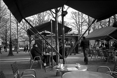 Ils avaient pris la fuite
Olympus XA - Trix à 800
Mots-clés: paris - tuileries - bancs