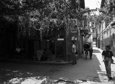 Intrus modif
Damas - Centre Historique - Septembre 2008

Pentax MX - SMC-M 28/2.8 - Agfa APX 100 Rodinal. 
Mots-clés: Syrie- Damas - Rue - Vélo
