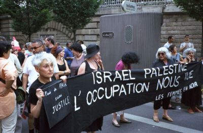 Mauve
Manifestation fin Juillet 2006 contre la guerre au Liban ?  Pigalle.

Minox 35 GT, Kodak VR 400.
Mots-clés: Manif - Guerre - Liban