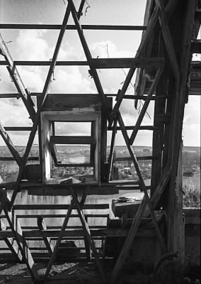 Dezice 6
Hospice abandonné à Decize.

Leica M6 - Trix à 400 - Cron 35 IV et Jupiter 8. 
