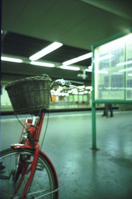 un panier pour faire le marché
Les Halles à l'heure du dernier RER

Olympus XA 4 - Superia 200
