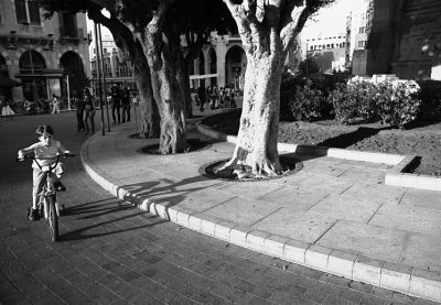 Rayons
Beyrouth- Place de l'étoile - Septembre 2008

Pentax MX - SMC-M 28/2.8 - Trix 400 Rodinal.
Mots-clés: Liban - Beyrouth - Enfant - Vélo