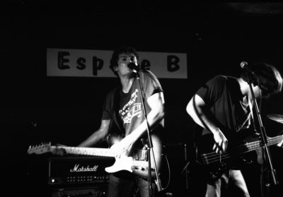 Zelazowa 6
Concert d'un groupe rock alternatif ricain "Zelazowa" à l'espace B.

Pentax LX - 50/1.7 SMC-M à 1.7 - Vitesse 1/15s - Hp 5 à 3200 
Mots-clés: Concert - Rock