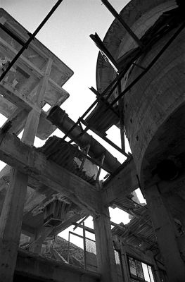 Canari 8
Pentax LX - SMC-M 50/1.7 ou 28/2.8 - kodak Trix à 400 - ID 11 à 1+1
Mots-clés: Corse - Mine - Carrière - Usine - Amiante - Canari - Ogliastro