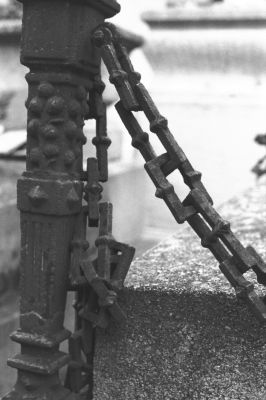 Chaine
Un jour de pluie au cimetière Montparnasse.

Pentax LX - SMC-M 50/1.7 - Foma 400
Mots-clés: Paris - Cimetière - Montparnasse
