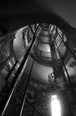 La lumière est au bas du tunnel
Squat d'artistes des frigos - Paris XIII

Pentax LX - 28/2.8 à 4 - Foma 400 poussée à 1600 ID-11 stock
Mots-clés: Friche - Squat - Artiste - Paris