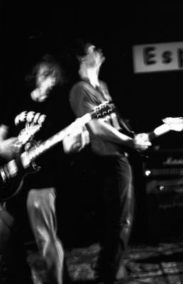 Zelazowa 2
Concert d'un groupe rock alternatif ricain "Zelazowa" à l'espace B.

Pentax LX - 50/1.7 SMC-M à 1.7 - Vitesse 1/15s - Hp 5 à 3200
Mots-clés: Concert - Rock