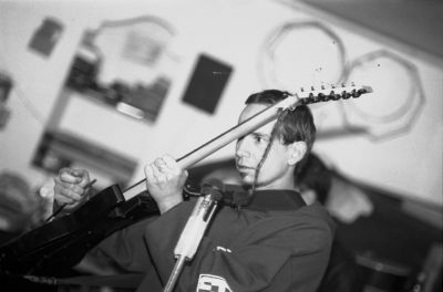 Olivier se prend pour Satriani
Une répét' d'un groupe de potes.

Pentax LX - Super Takumar 85/1.9 - Foma 100
Mots-clés: Guitare
