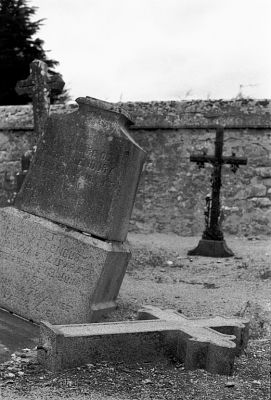 Chaos
Cimetière de Sainte Marie du Mont

Pentax LX - 50/1.7 à 5.6 - Foma 400
Mots-clés: Cimetière