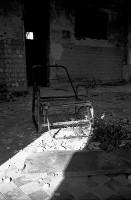 Decize 7
Hospice abandonné à Decize.

Leica M6 - Trix à 400 - Cron 35 IV et Jupiter 8.

