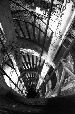 Infernale spirale
Squat d'artistes des frigos - Paris XIII

Pentax LX - 28/2.8 à 4 - Foma 400 poussée à 1600 ID-11 stock
Mots-clés: Friche - Squat - Artiste - Paris