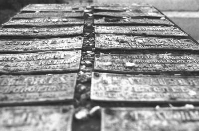 Sans titre
Un jour de pluie au cimetière Montparnasse.

Pentax LX - SMC-M 50/1.7 - Foma 400
Mots-clés: Paris - Cimetière - Montparnasse
