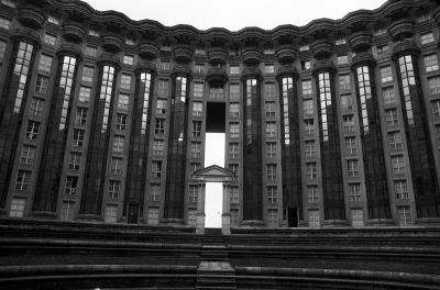 Enfermé
Palais d'Abraxas à Noisy le Grand.

Pentax LX - smc-m 28/2.8 - Foma 400
Mots-clés: Architecture
