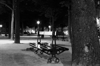 Bancs Publics R
Ile de la cité

Pentax LX - smc-m 28/2.8 - Rollei Retro 100 
Mots-clés: Paris - Nuit
