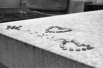 Amour
Un jour de pluie au cimetière Montparnasse.

Pentax LX - SMC-M 50/1.7 - Foma 400
Mots-clés: Paris - Cimetière - Montparnasse