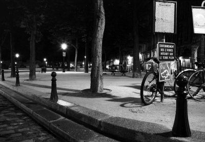 Le réglement
Ile de la cité

Pentax LX - smc-m 28/2.8 - Rollei Retro 100
Mots-clés: paris - Nuit
