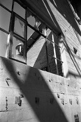 Canari 6
Pentax LX - SMC-M 50/1.7 ou 28/2.8 - kodak Trix à 400 - ID 11 à 1+1
Mots-clés: Corse - Mine - Carrière - Usine - Amiante - Canari - Ogliastro