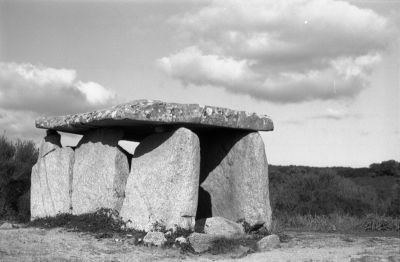 Cauria
Le Dolmen à proximité du superbe alignement de menhirs de Cauria.

Pentax LX - smc-m 50/1.7 avec polarisant - Foma 100
Mots-clés: Corse - Archéologie - Roche