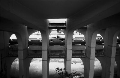 Calandre
Parking du centre commercial les "arcades" à Noisy le Grand.
A côté des palais d'Abraxas.

Pentax LX - smc-m 28/2.8 - Foma 400
Mots-clés: Parking