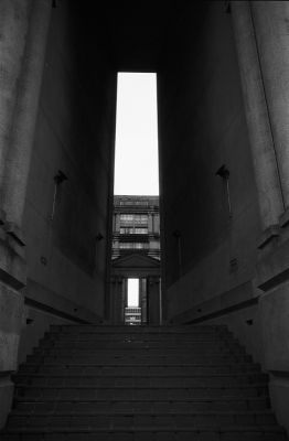 Pénétrons dans la masse
Palais d'Abraxas à Noisy le Grand.

Pentax LX - smc-m 28/2.8 - Foma 400
Mots-clés: Architecture