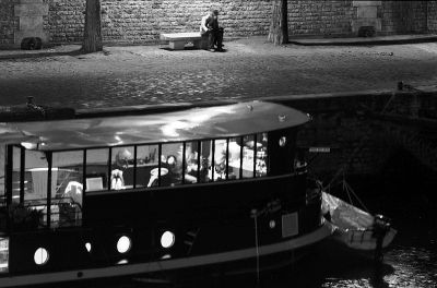 Le banc
Ile de la cité

Pentax LX - smc-a 200/4 - Rollei Retro 100
Mots-clés: Paris - Seine - Peniche