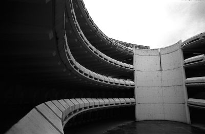 Distorsion
Parking du centre commercial les "arcades" à Noisy le Grand.
A côté des palais d'Abraxas.

Pentax LX - smc-m 28/2.8 - Foma 400 
