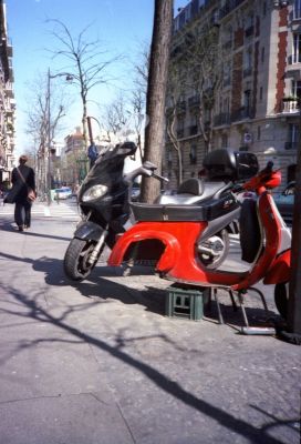 Vespa
Rue de Tolbiac.

Olympus XA - Solairs 800
Mots-clés: Paris - Scooter