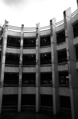 Créneaux
Parking du centre commercial les "arcades" à Noisy le Grand.
A côté des palais d'Abraxas.

Pentax LX - smc-m 28/2.8 - Foma 400
Mots-clés: Parking