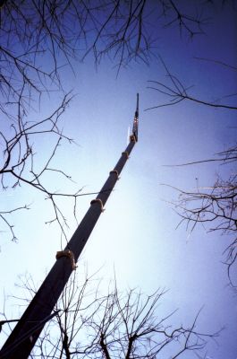 Flêche
Une grue exceptionnelle pour changer une cage d'ascenceur et un système de ventilation sur une "petite" tour du 13° arrondissement.

Olympus XA - Solaris 800
Mots-clés: Paris- Grue - 13