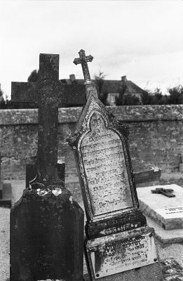 Plus prés de toi
Cimetière de Sainte Marie du Mont

Pentax LX - 50/1.7 à 8 - Foma 400
Mots-clés: Cimetière